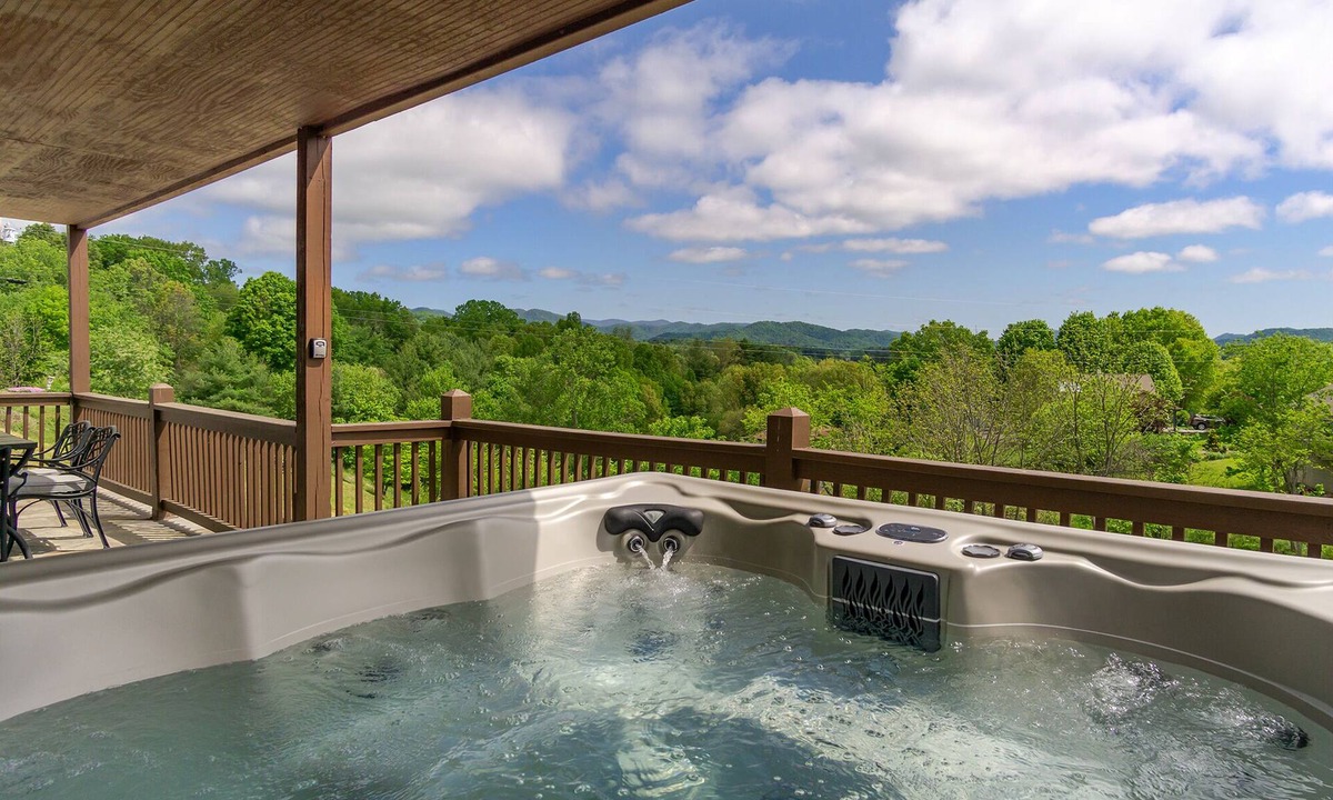Mars Hill House | Views, Hot Tub, Game Room ✯ 20 min to Downtown Asheville! One Mile to Mars Hill University!