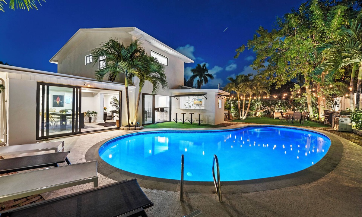 Miami Shores Villa | Villa Azur 8BR Outdoor Oasis with Poolside Bar