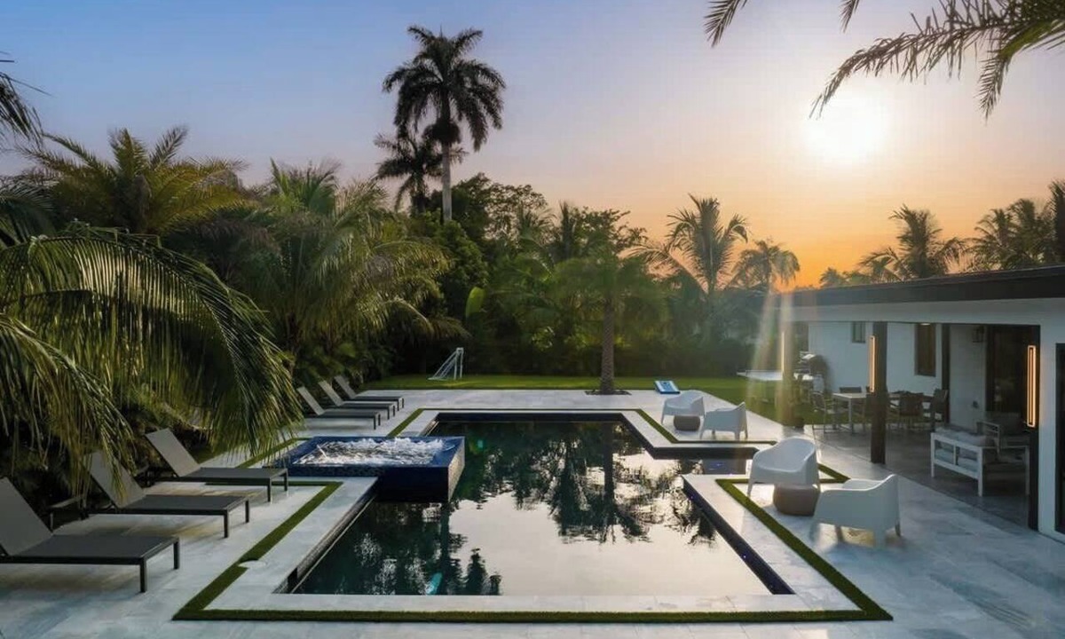 Golden Glades House | Villa Bellavista, Tropical 5BR Oasis with Private Pool