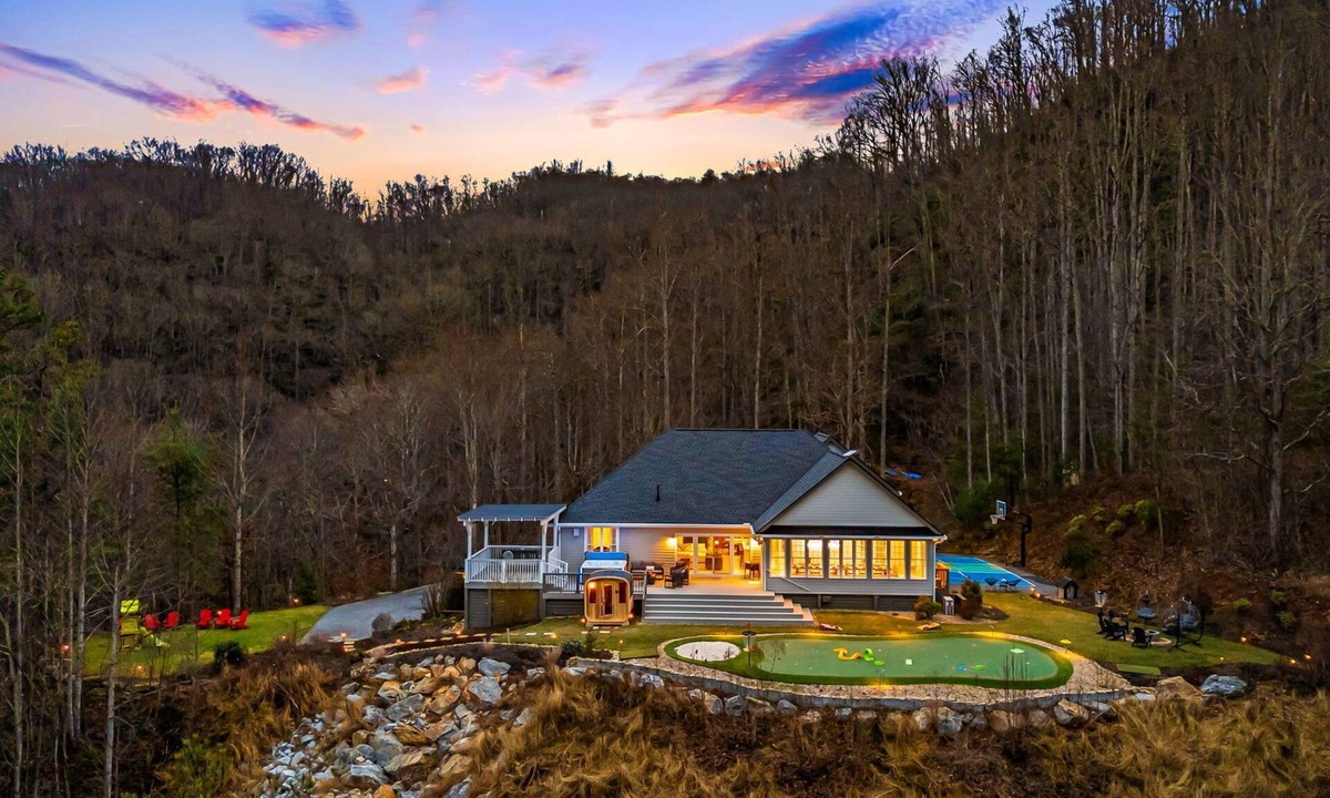 Fletcher House | Villa w/Mountain views, golf, hot tub - 20 min from Asheville. Pet friendly!