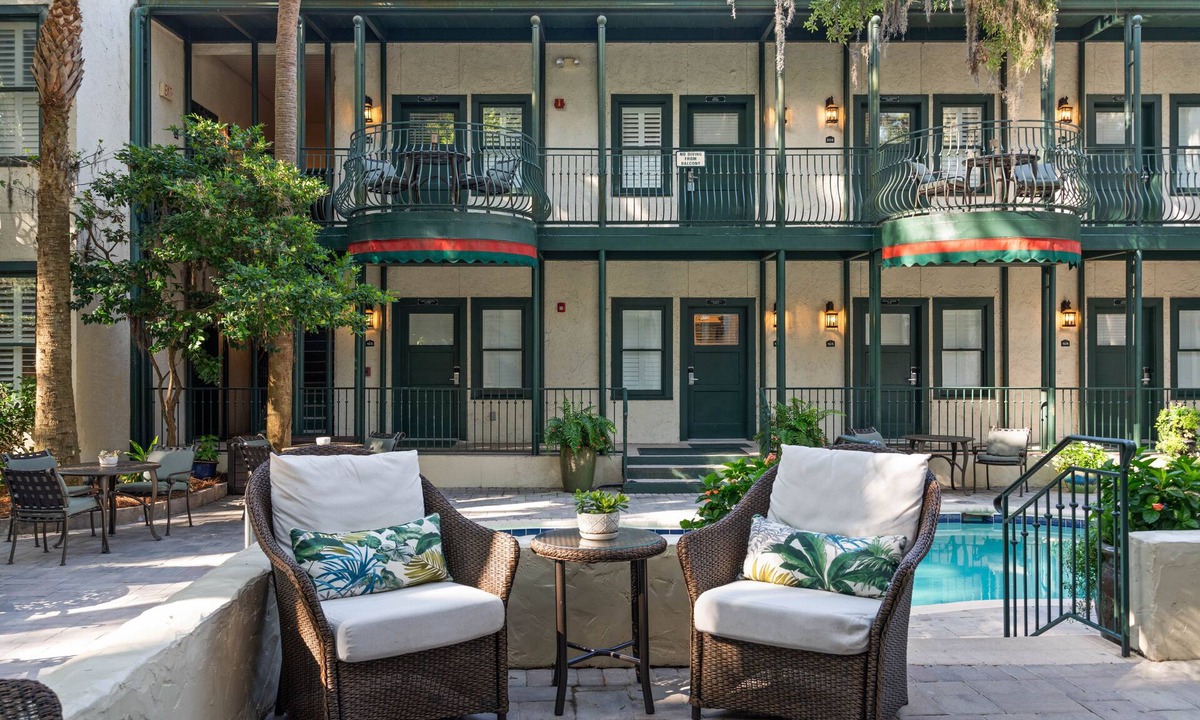 Saint Simons Island Hotel | Village Inn and Pub - Adults Only