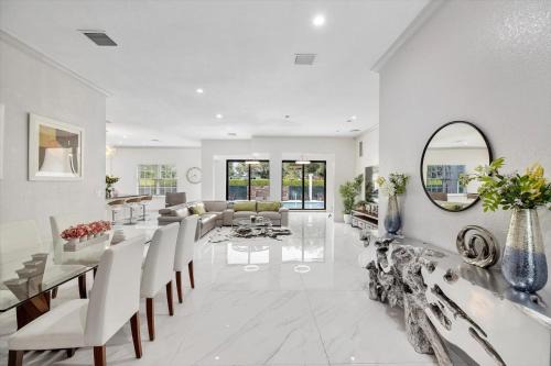 North Miami Villa | VillaLee Luxury Heated Pool & Spa Sauna Golf