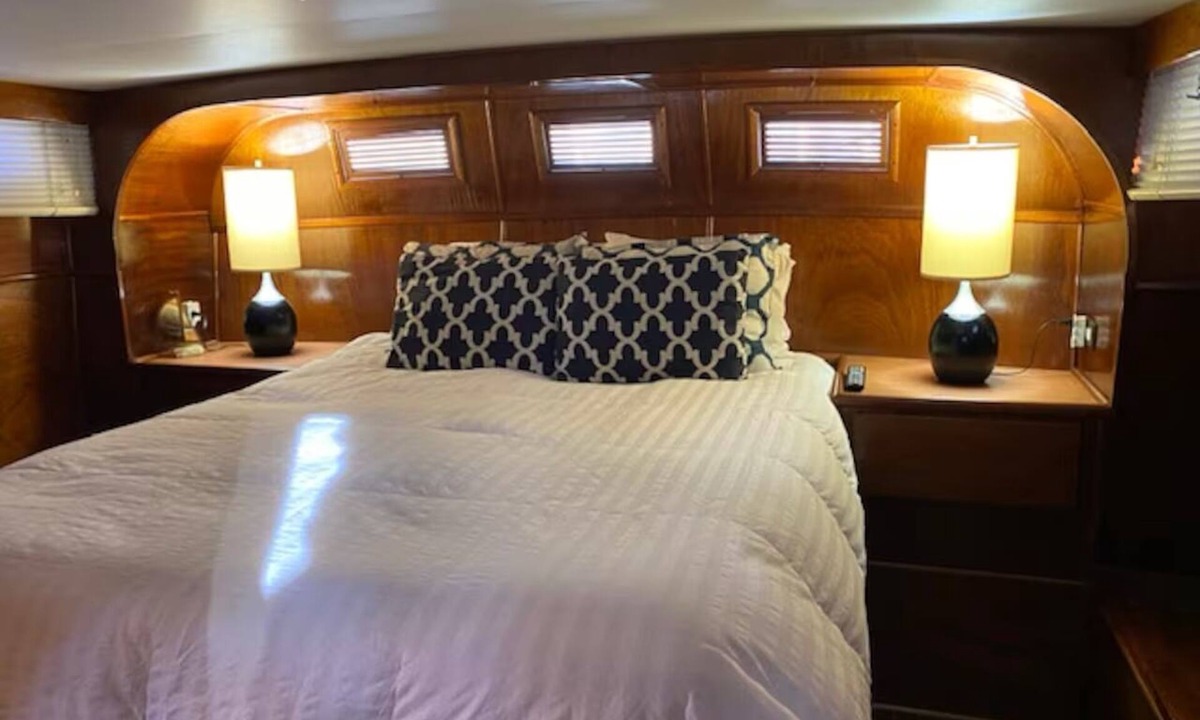 Downtown Charleston Boat Rental | Vintage Hatteras Yacht