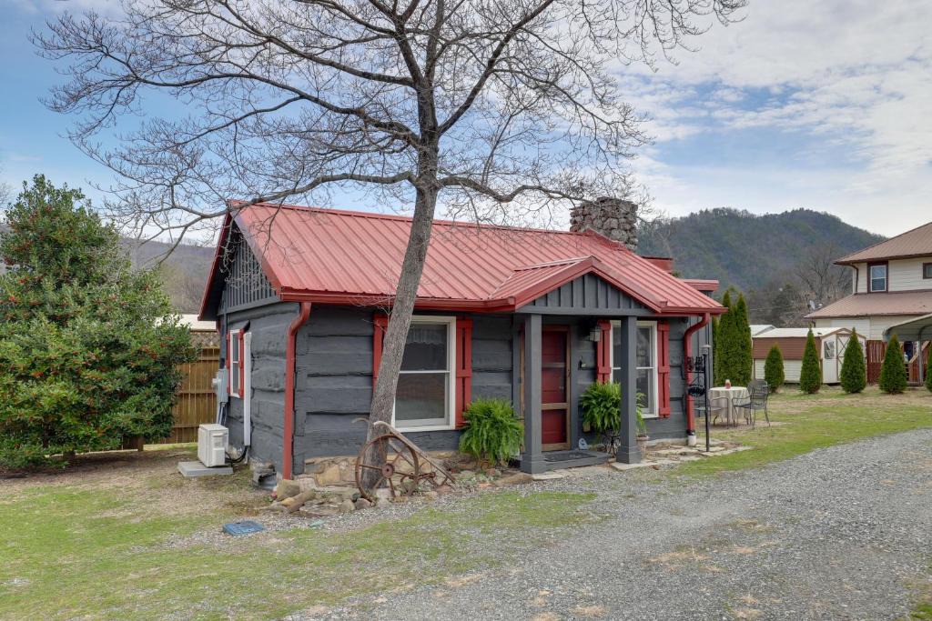 Hot Springs Apartment | Walk to Appalachian Trail: Hot Springs Getaway!
