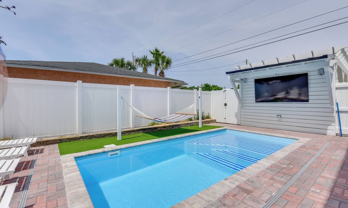 Laguna Beach House | Walk to Beach: Designer PCB Retreat Near 30A!