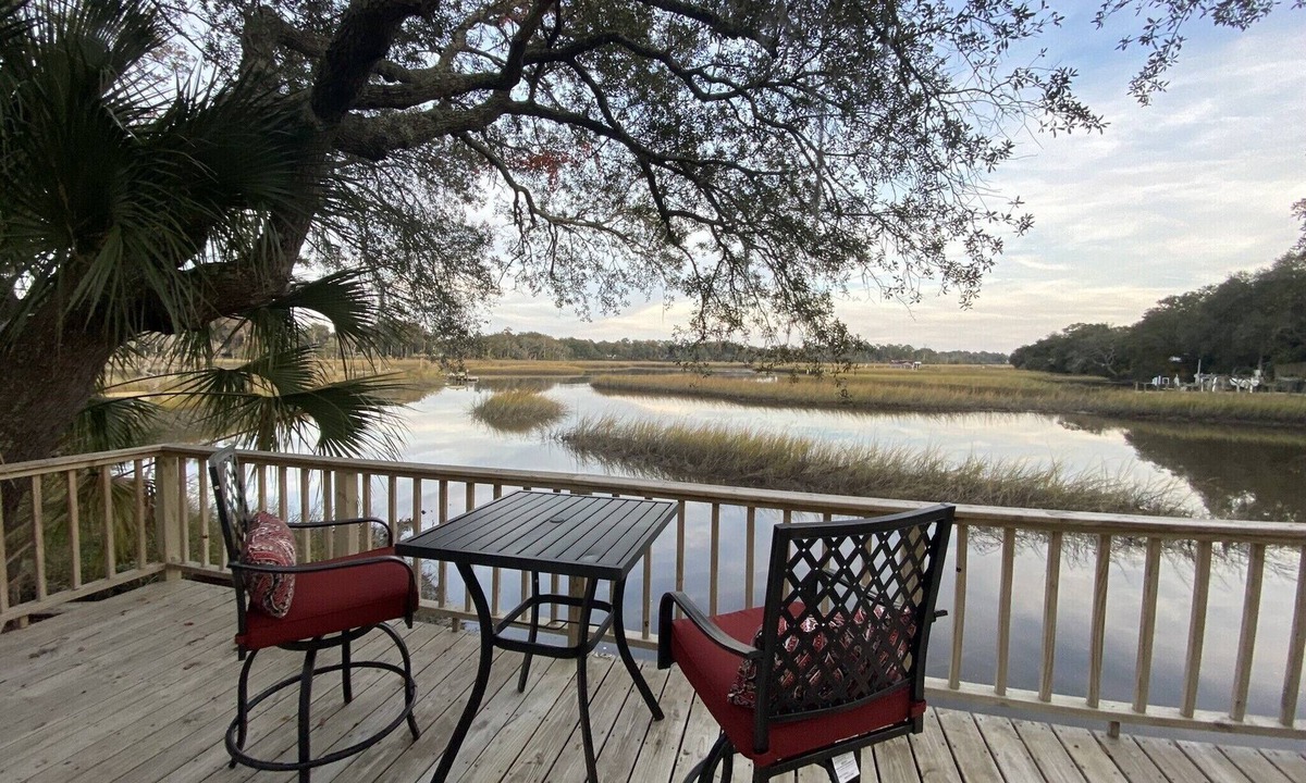 East Arlington House | Waterfront Cottage * Deep Water Dock * Fishing * Spectacular Sunrises