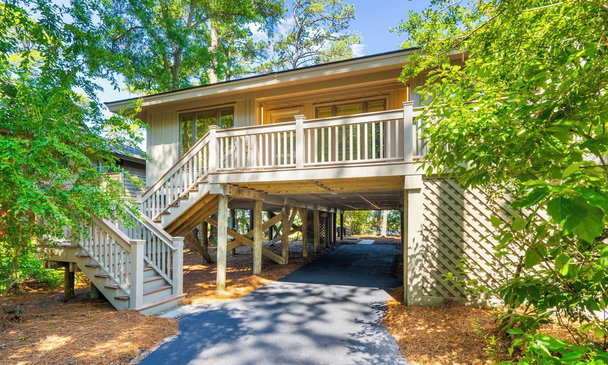 West Beach Cottage | Waterfront! Renovated, river view, community pool and dock