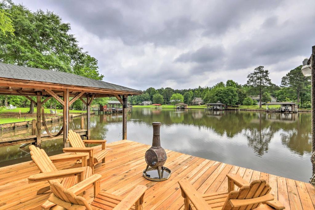 Eatonton House | Waterfront Sparta Home w/Game Room & Fire Pit!