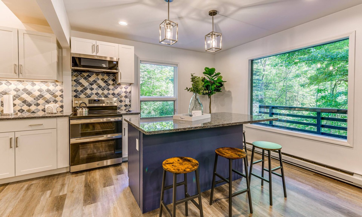 Hemphill Heights Cabin | Waynesville Cabin w/Pickleball Court and Hot Tub