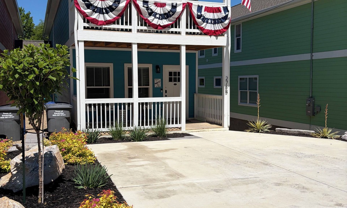 Dandridge House | Welcome to Blue On Main! 3 bdrm house steps away from Main Street & Douglas Lake