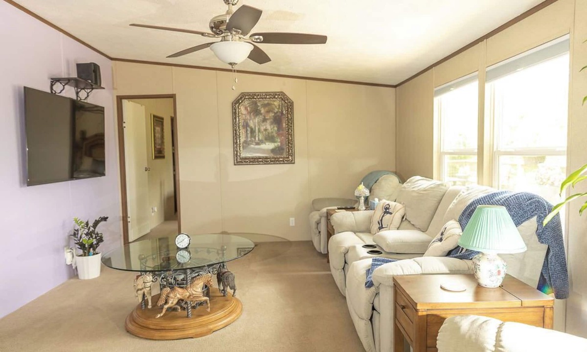 Alexander House | Welcome to the Hill Top House Comfy 2-bedroom house with WiFi, AC, and more!