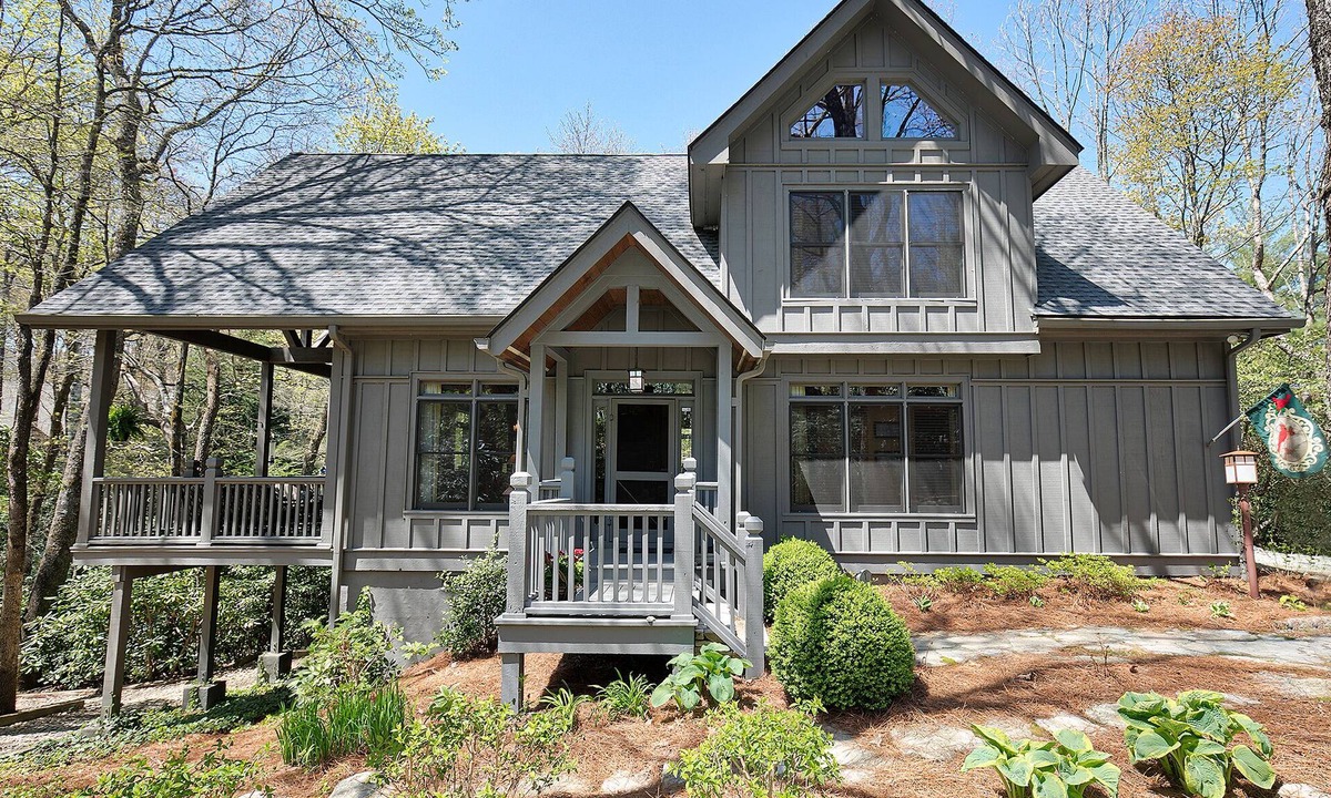 Lake Toxaway Cottage | Well-appointed home moments from award-winning Lake Toxaway Country Club.