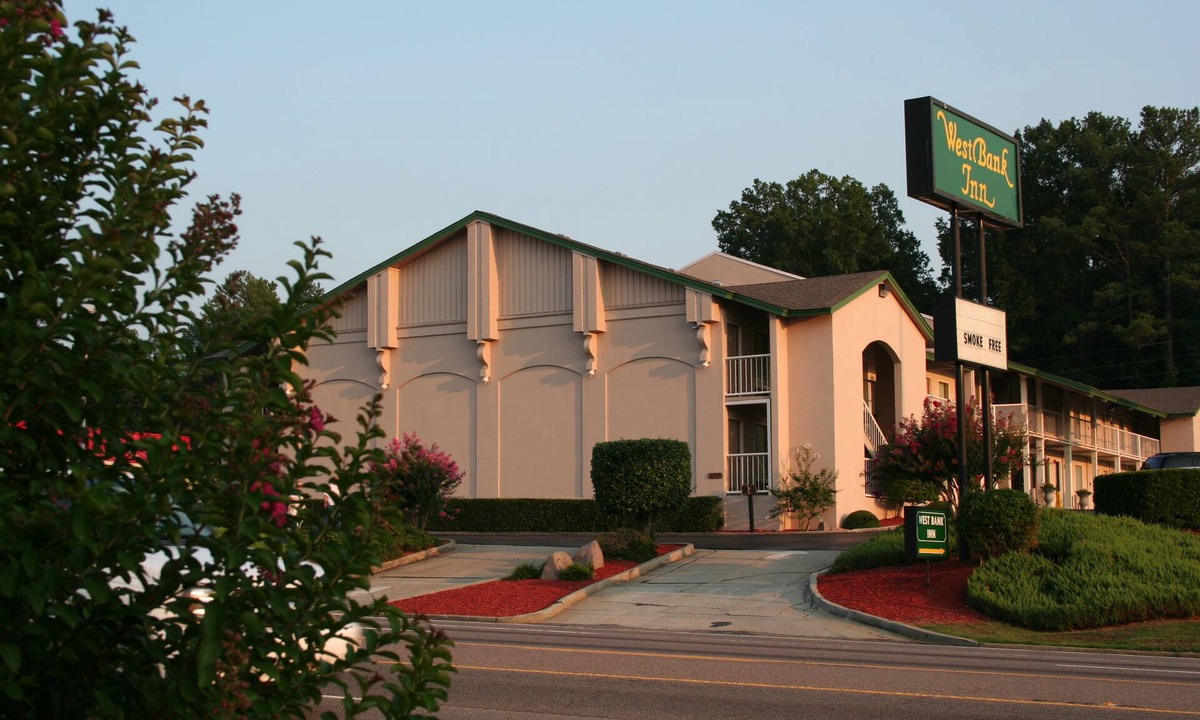 National Hills Hotel | West Bank Inn