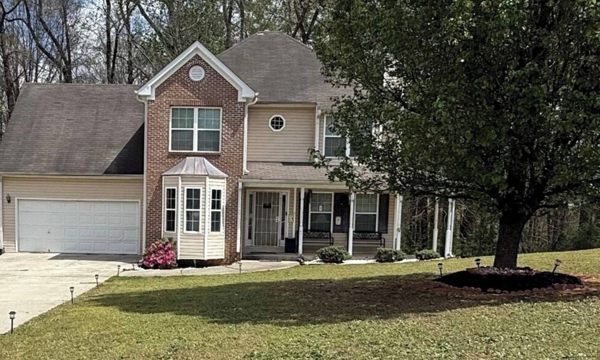 Ellenwood House | Where families & dogs dream 4BR home sleep 12 near ATL pool table Fun House BBQ