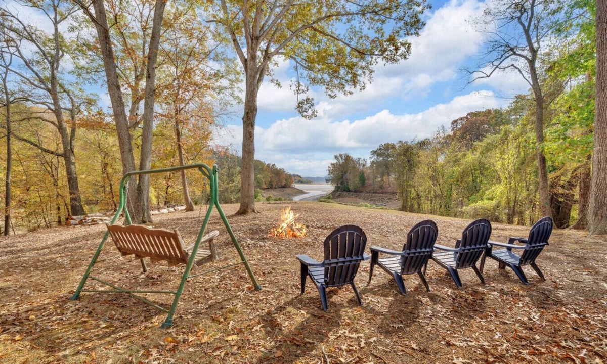 Baneberry House | Whiskey Cove: Lakefront, 2 Fireplaces, 2 FirePits