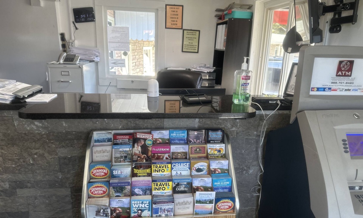 Asheville Hotel | Whispering Pines Motel