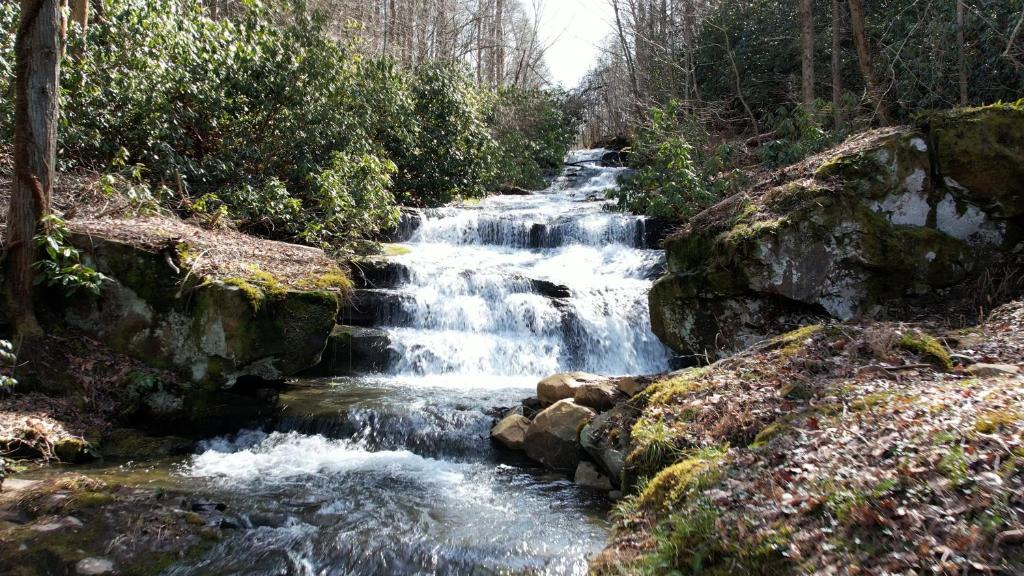 Cosby House | Wills Barn 2 Queen bedrooms - private 36-acre resort with 6 homes amazing waterfall