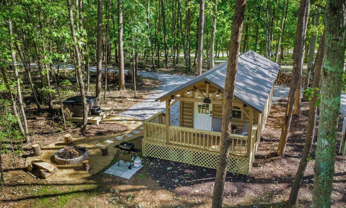 Mentone Cabin | Wolf Den Woodland Cabin | Hot Tub + Modern Charm