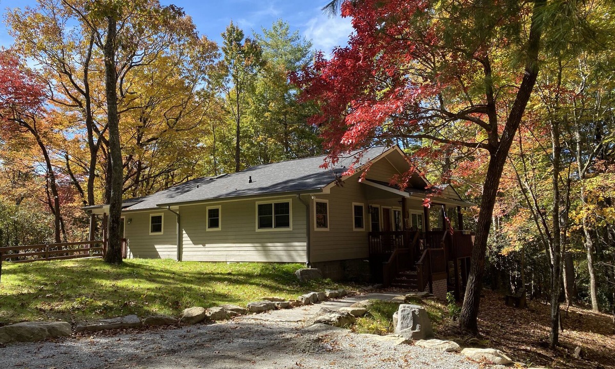 Wolf Ridge House | Wolf Ridge Retreat. Comfortable, peaceful retreat in the Blue Ridge Mountains