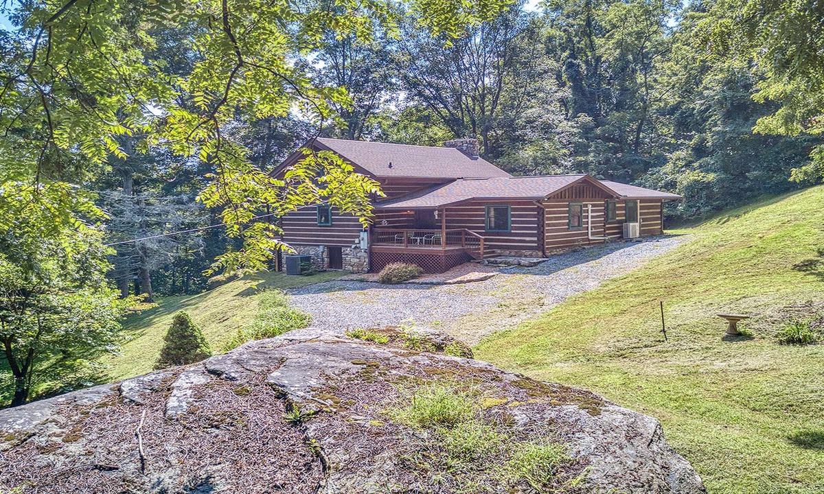 Waynesville Cabin | Wooded Seclusion on 3 Acres - Big Rock Cabin