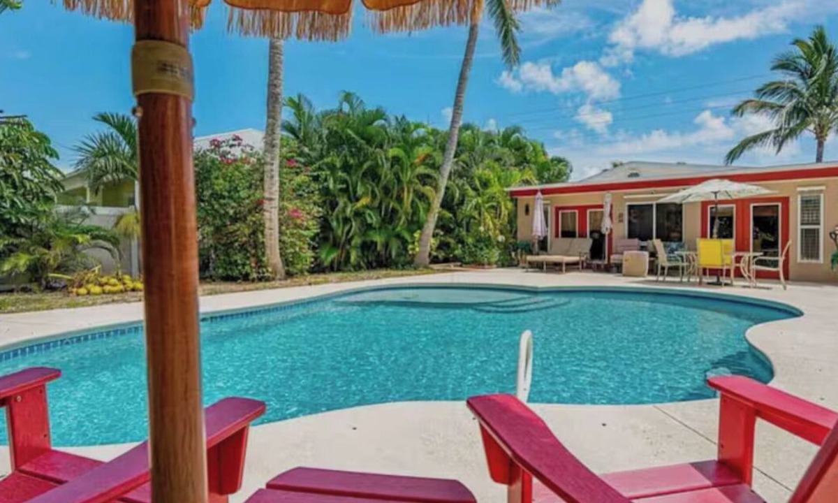Cleggmoor House | Your own Tropical Oasis with a fabulous pool 1 min from the beach