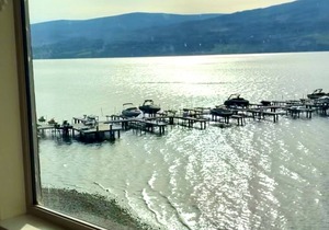 Direct Lakefront 3 bdrm, Beach, Heated Pool, Hot Tub, Gym, Marina, Wine Trails in West Kelowna