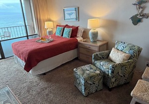 Direct OCEANFRONT STUDIO CONDO in Lahaina