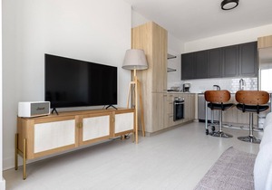 Luxe West Loop Studio w/Gym, Pool, Coworking, walk to UIC, by Blueground in Chicago