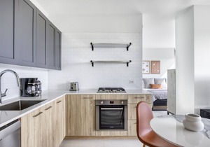 Luxe West Loop Studio w/Gym, Pool, Coworking, walk to UIC, by Blueground in Chicago