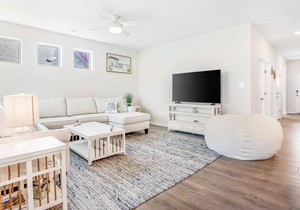 Ocean View Beach Club getaway with fast WiFi, patio, pool & sauna in Ocean View