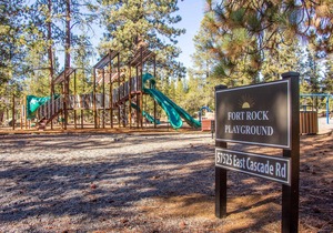 Spacious Home with A/C, Walk to Fort Rock Park, SHARC passes for 2022 - HOOD05 in Sunriver