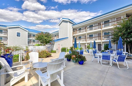 Caine Woods Condo | 1 Bedroom/1 Bath Hidden Gem - Walk to the Beach or Relax Poolside! Sleeps 6.