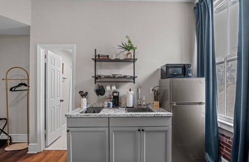 Olde Town Augusta Apartment | 1 bedroom, 1 bathroom studio apartment in Downtown Augusta. The sleeping arrangements for this unit is a full-sized bed.