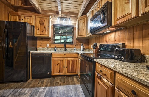Cosby Cabin | #1 KID'S CABIN! JUST RENOVATED| CREEK| MINI GOLF⛳️PIRATE PLAY SHIP🏴‍☠️ HOT TUB