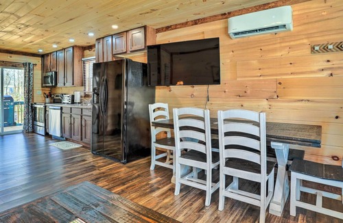 Trenton Cottage | 10 Mi to Drive-in: Lakefront Trenton Cabin!