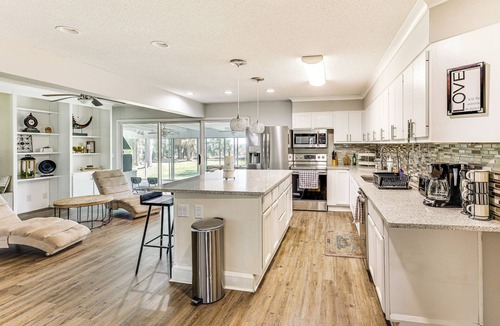Country Club Estates House | 10 Mi to St Simons Island: Home w/Screened Porch
