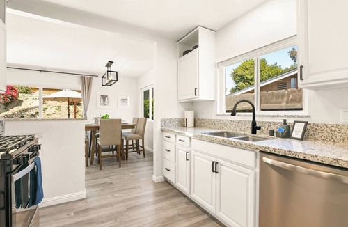 Oceanside House | 10 Min to Legoland, Game Room, King Bed, Pet Friendly, Fire Pit