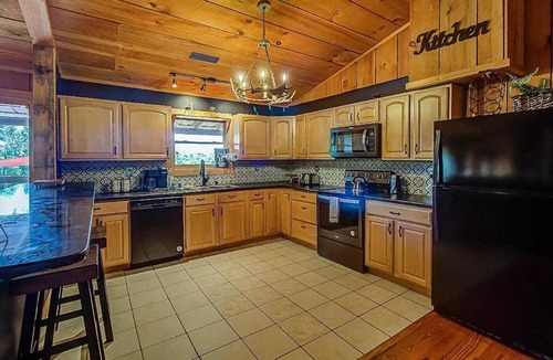 Sevierville Cabin | 10 min to Soaky mntns & shoping, private backyard
