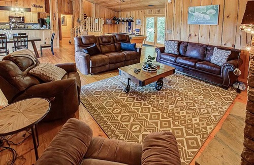 Sevierville Cabin | 10 min to Soaky mntns & shoping, private backyard