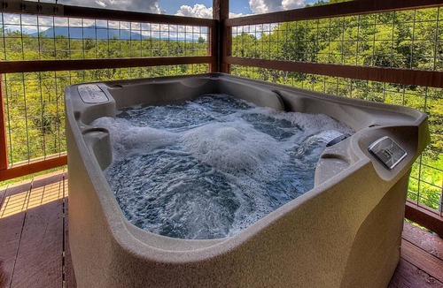 Sevierville Cabin | 10 min to Soaky mntns & shoping, private backyard