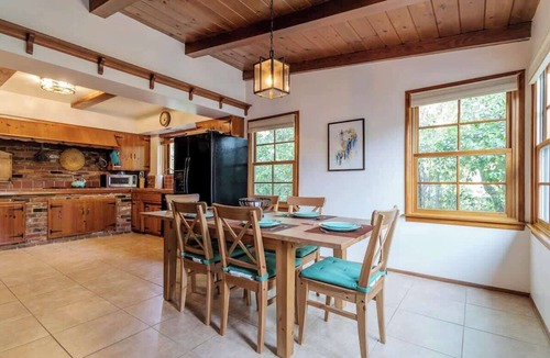 Van Nuys House | 109 GATED Urban LA cottage