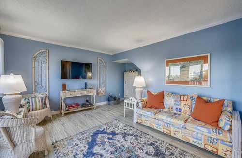 Sunnyside Condo | 121 m² Condo ∙ 2 bedrooms ∙ 6 guests