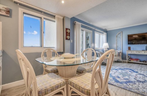 Sunnyside Condo | 121 m² Condo ∙ 2 bedrooms ∙ 6 guests