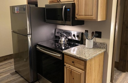 Canton House | 144 Our apartment in Canton restaurants 20 min Asheville, WiFi, Whirlpool Tub