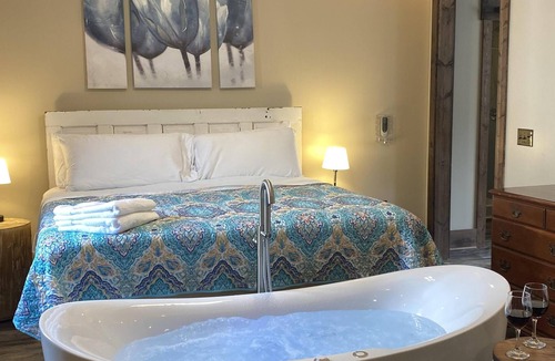 Canton House | 144 Our apartment in Canton restaurants 20 min Asheville, WiFi, Whirlpool Tub