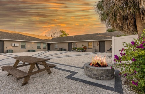Tampa House | ⤿15 bdrm Villa Nr. Airport, Riverwalk, Stadiums & Beaches w/fire pit Sleeps 33⤾