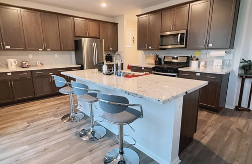 Riverside House | 15% Off Comfortable 2-Story 3 Rooms in Riverside