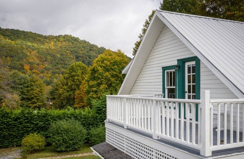 Maggie Valley House | 1912* History with 2023 Technology. A Unique Alternative to Cabins. 2nd Pet Free