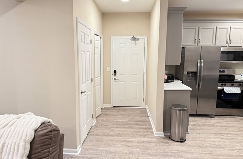 Huntsville Apartment | 1B comfy new 2-bedroom apartment in Huntsville 5 min from mall Hosp & downtown.