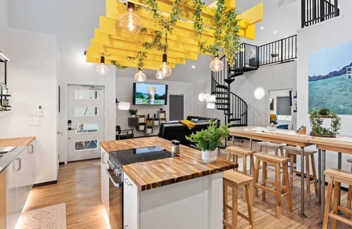 Jefferson City House | 1B Farm Stay in Large Luxury European Barndominium